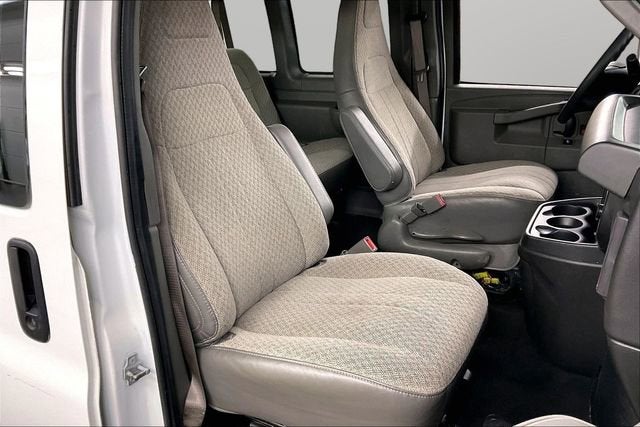 2023 Chevrolet Express Passenger 3500 1LT