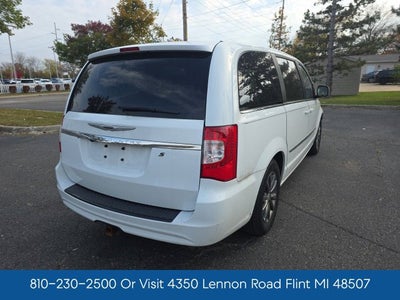 2016 Chrysler Town & Country S