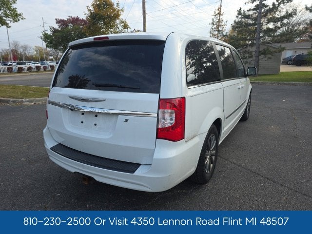 2016 Chrysler Town & Country S